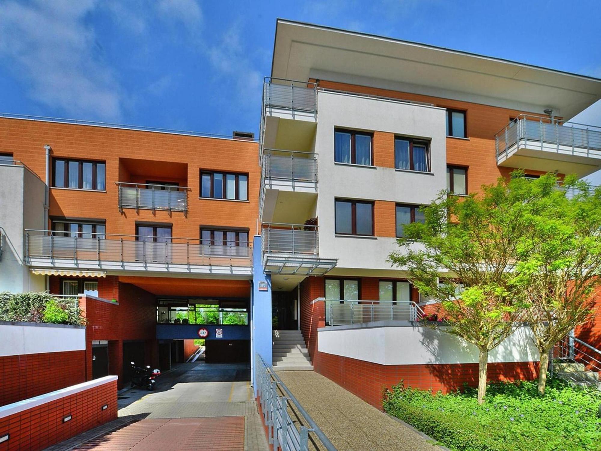 Apartment Apartment, *